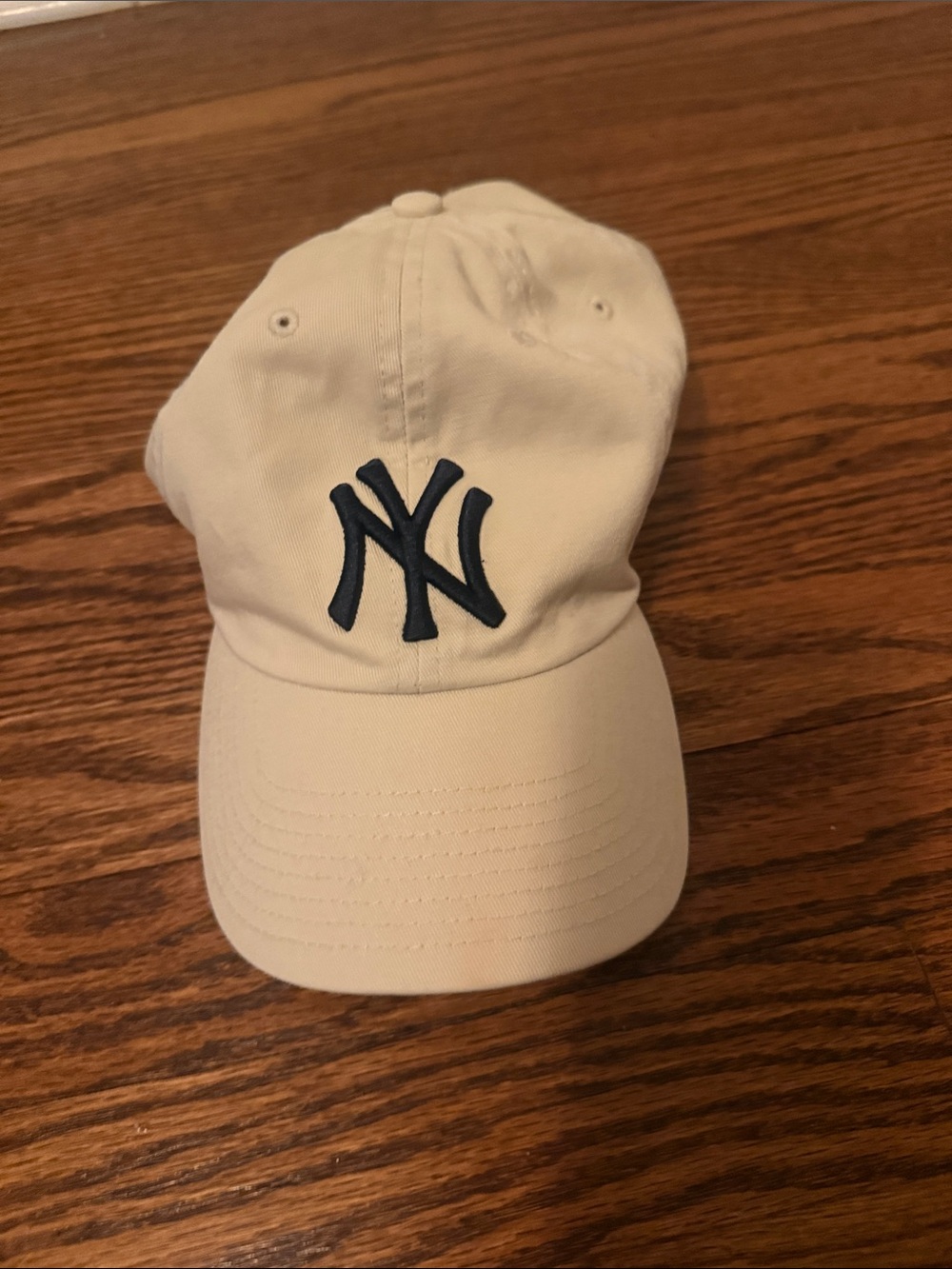 New York Yankees White Baseball Cap with Navy Logo